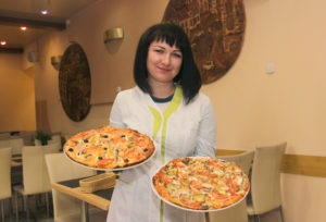Ольга Арендарук демонстрирует изысканные пиццы.