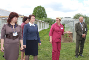 Директор Луначарского ДИ О. Людская (слева) знакомит И. Козел с работой экспериментального участка по растениеводству и выращиванию лекарственных трав.