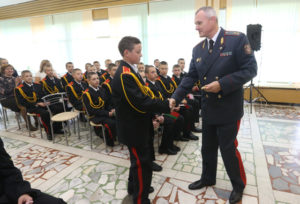 Министр внутренних дел Игорь Шуневич вручает часы Дмитрию Андрусенко.