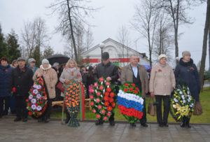 Церемония перезахоронения боевого экипажа в г. Дно.