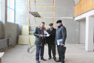 И. В. Исаченко (слева) принял участие в обсуждении хода реконструкции РЦКНТ.