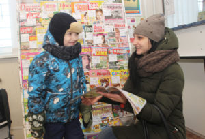 Ирина Федотова с сыном Глебом выбирают детские издания.