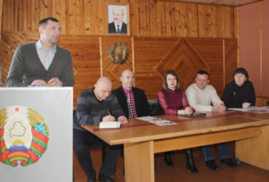 Перед избирателями выступает кандидат в депутаты В. В. Зубрицкий.