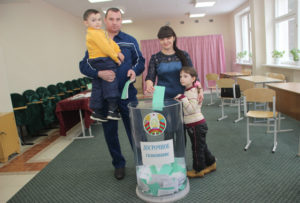 Жители Верхнедвинска Оксана и Юрий Вашкевичи пришли на участок для голосования с детьми Яной и Владом.