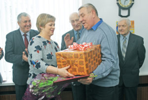 Подарок Г. В. Литвинову от райкома проф-союза работников АПК вручает Е. В. Зуй.