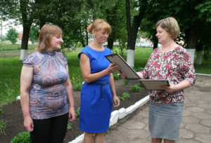 Е. Дрижову и Е. Автухову (слева направо) поздравляет Е. Зуй.