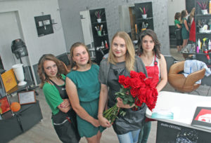 (Слева направо) Анастасия Никитюк, Ульяна Маркевич, Алла Разумная, Инара Семёнова всегда рады клиентам.