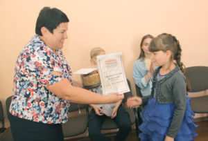 И. Томашевич поздравляет победителя конкурса Полину Ошуркевич.
