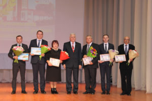 П. П. Шершень (в центре) вручил заслуженные награды (слева направо): К. С. Сардыко, А. В. Майсюку, Е. Э. Косопаликовой, А. Г. Молотку, Д. В. Ковалёву и В. В. Григорьеву.
