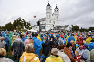 epa07043329 Faithful are seen before of the Pope Francis' arrival at the Shrine of the Mother of God in Aglona, Latvia, 24 September 2018. Pope Francis is visiting Lithuania, Latvia and Estonia for the Apostolic Journey from 22 to 25 September 2018.  EPA/ALESSANDRO DI MEO