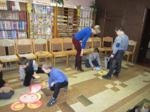 Детская библиотека проводит  занятия с первоклассниками.