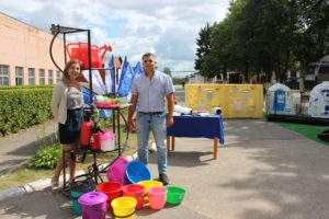 Продукцию ОАО "Инвет" представляют начальник отдела маркетинга  Н. Борсток и заместитель начальника отдела сбыта В. Коновальченко.